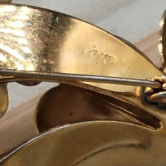 Coro Gold Tone Floral Flower Brooch Pin Rhinestones Center Signed Vtg 2"x2.5" - Picture 6 of 8